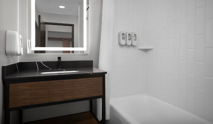 The Suites Hotel at Waterfront Plaza, room with private jacuzzi, photo 4