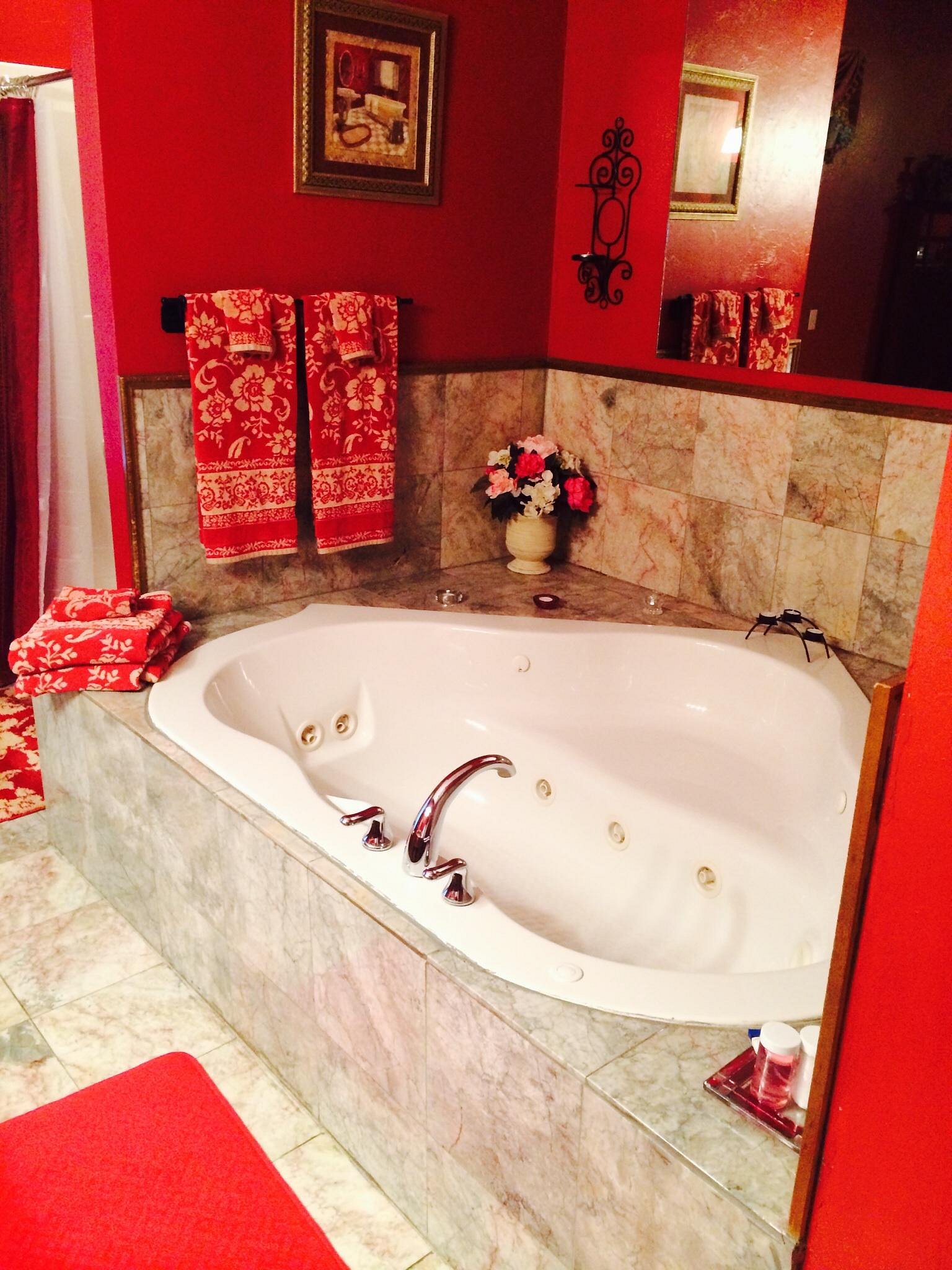 The Whispering Pines Inn, room with private jacuzzi, photo 1