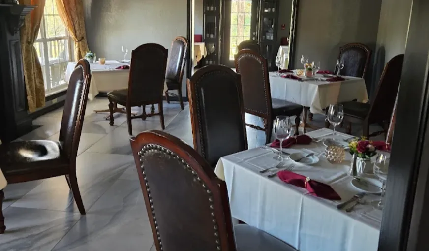 The Whispering Pines Inn, room with private jacuzzi, photo 7