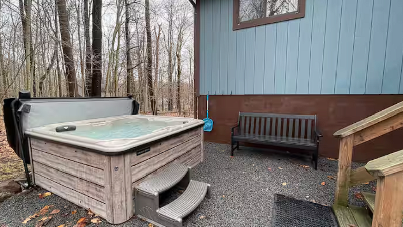 Tranquil Chalet, cabin with a private hot tub
