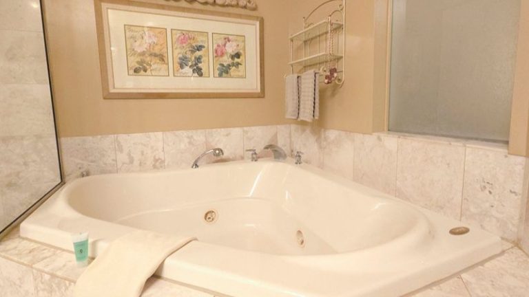 Twin Pine Manor, Ephrata