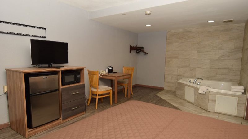 University Manor Inn, room with private jacuzzi, photo 2