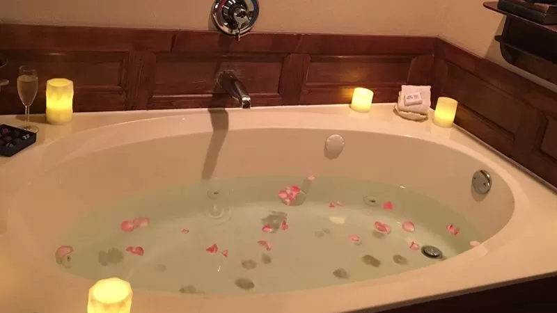 Walnut Street Inn 7 - jacuzzi hotel room