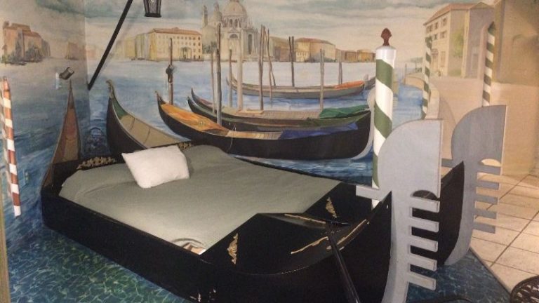 Wildwood Inn Tropical Dome & Theme Suites