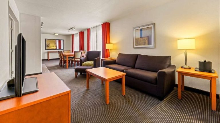 Wingate by Wyndham Calgary South