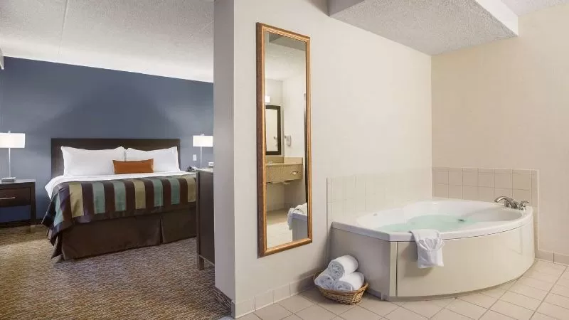 Wingate by Wyndham Sylvania Toledo1 - jacuzzi hotel room