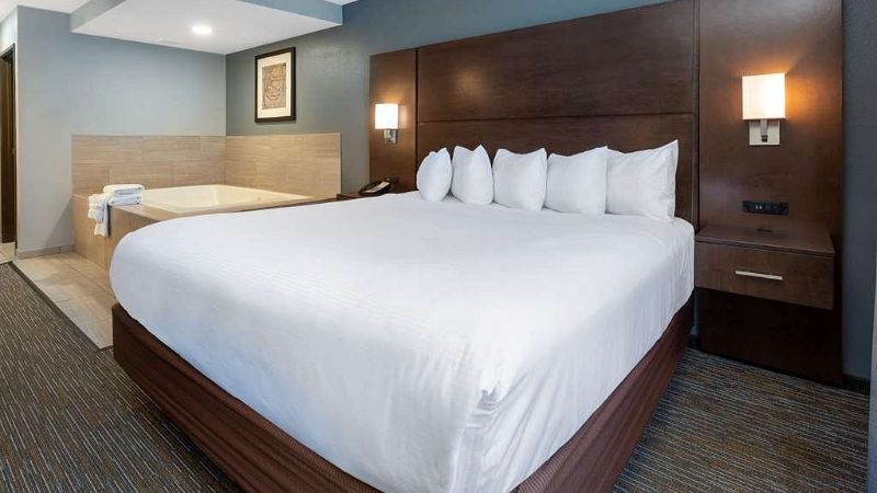 Wingate by Wyndham Wisconsin Dells Waterpark, room with private jacuzzi, photo 2