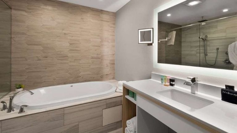 Ramada by Wyndham Galena Hotel & Day Spa