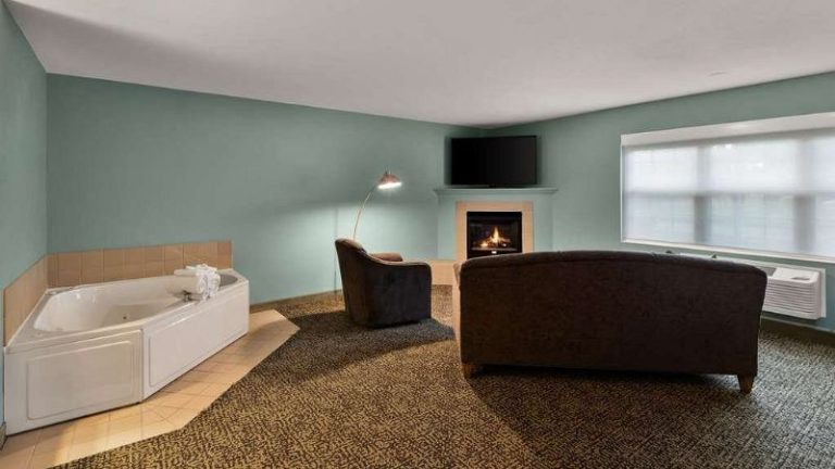 Ramada by Wyndham Galena Hotel & Day Spa