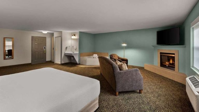 Ramada by Wyndham Galena Hotel & Day Spa