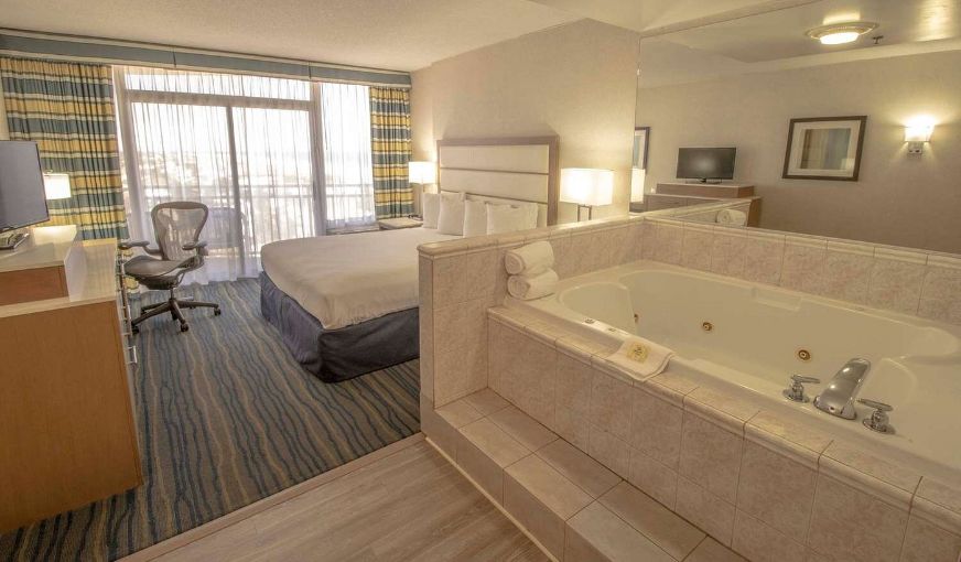 Wyndham Virginia Beach Oceanfront, room with private jacuzzi, photo 1