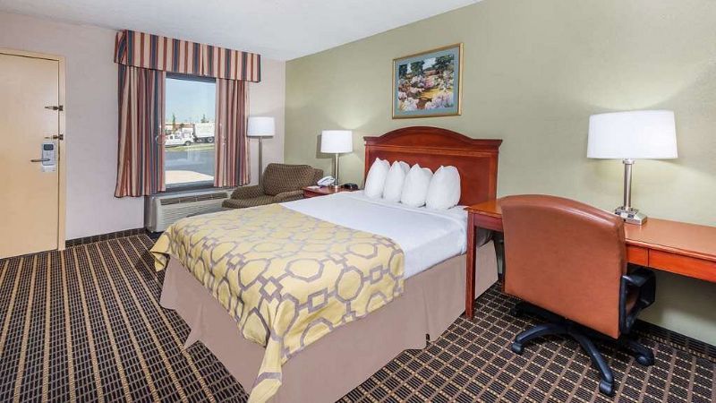 Baymont by Wyndham Clarksville Northeast, room with private jacuzzi, photo 2