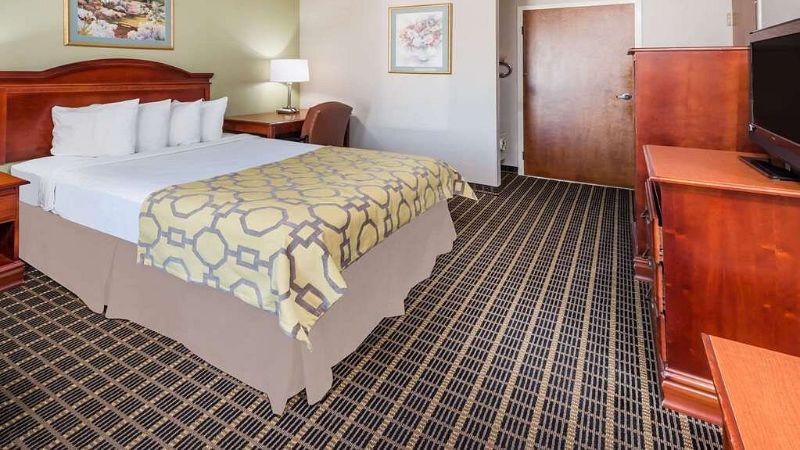 Baymont by Wyndham Clarksville Northeast, room with private jacuzzi, photo 3
