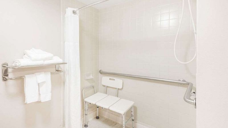 Baymont by Wyndham Clarksville Northeast, room with private jacuzzi, photo 4