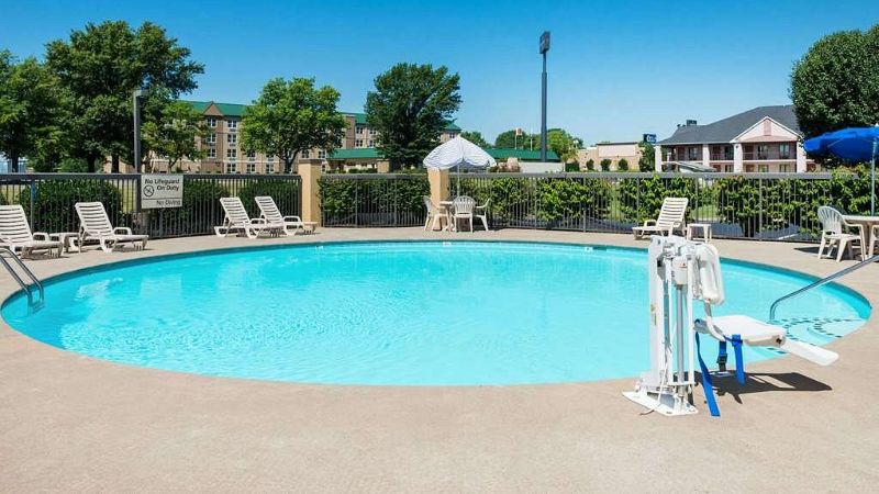 Baymont by Wyndham Clarksville Northeast, room with private jacuzzi, photo 6
