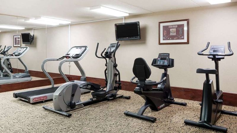 Baymont by Wyndham Clarksville Northeast, room with private jacuzzi, photo 8