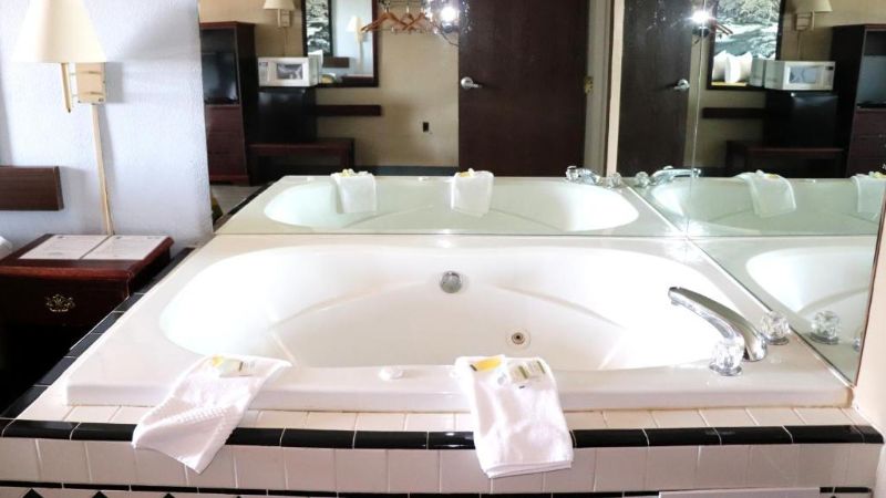 Super 8 by Wyndham Clarksville East, room with private jacuzzi, photo 2