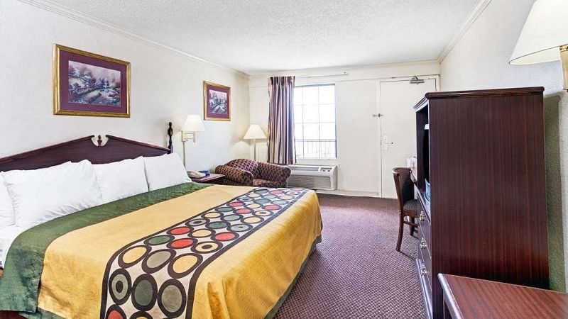 Super 8 by Wyndham Clarksville East, room with private jacuzzi, photo 3