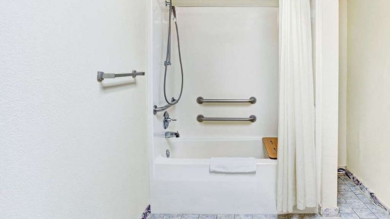 Super 8 by Wyndham Clarksville East, room with private jacuzzi, photo 4