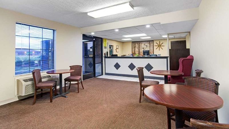 Super 8 by Wyndham Clarksville East, room with private jacuzzi, photo 6