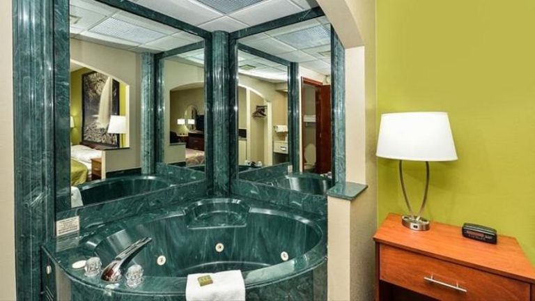 Super 8 by Wyndham Clarksville Northeast