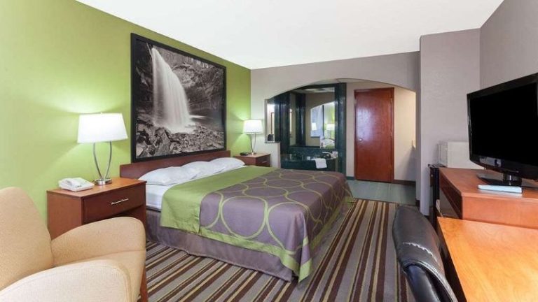 Super 8 by Wyndham Clarksville Northeast