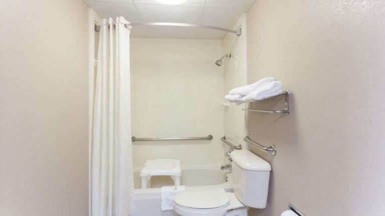 Super 8 by Wyndham Clarksville Northeast