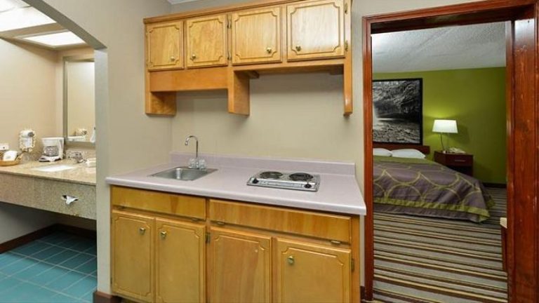Super 8 by Wyndham Clarksville Northeast