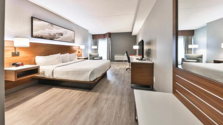 Admiral Inn & Suites