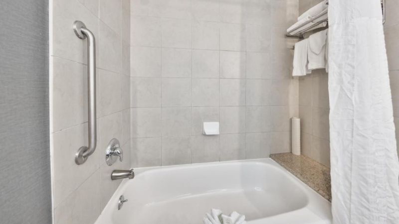 Admiral Inn & Suites, room with private jacuzzi, photo 8