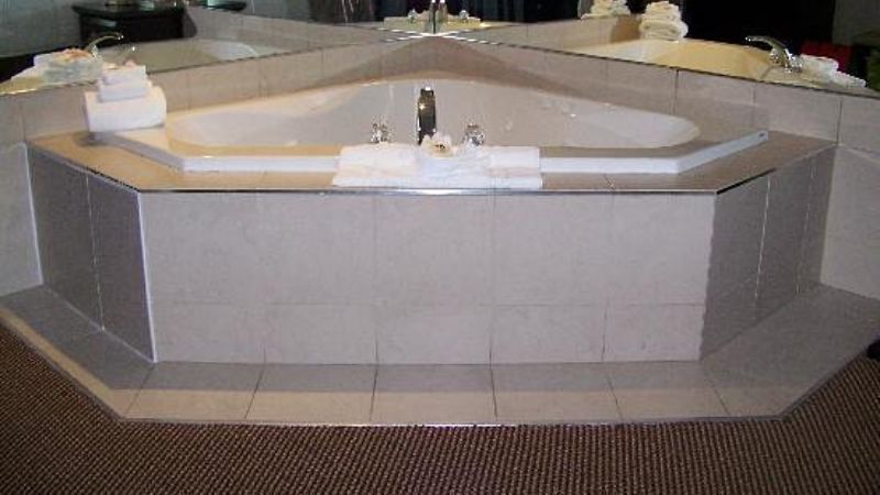 Admiral Inn & Suites