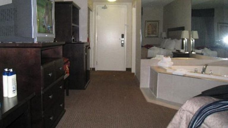 Admiral Inn & Suites