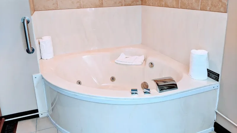 AmericInn By Wyndham Duluth South Black Woods Event Center, room with private jacuzzi, photo 2
