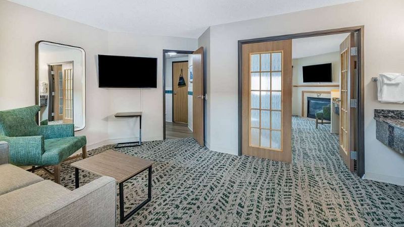 AmericInn By Wyndham Duluth South Black Woods Event Center, room with private jacuzzi, photo 4