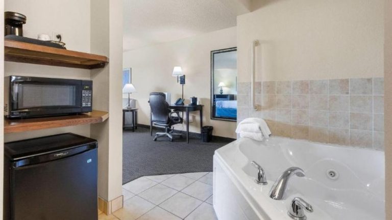 AmericInn by Wyndham Green Bay East