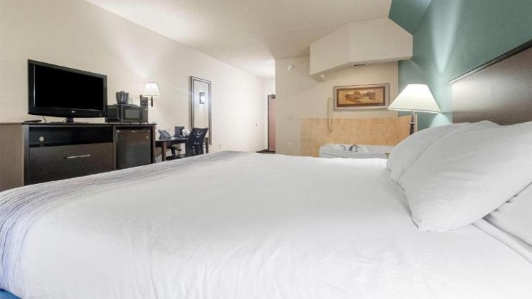 AmericInn by Wyndham Green Bay East
