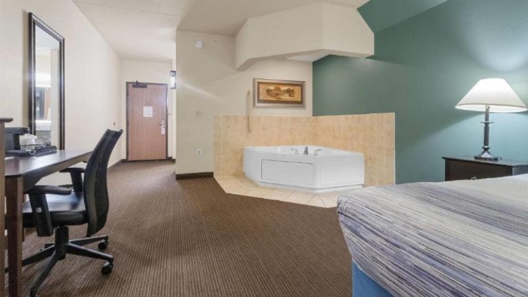 AmericInn by Wyndham Green Bay East