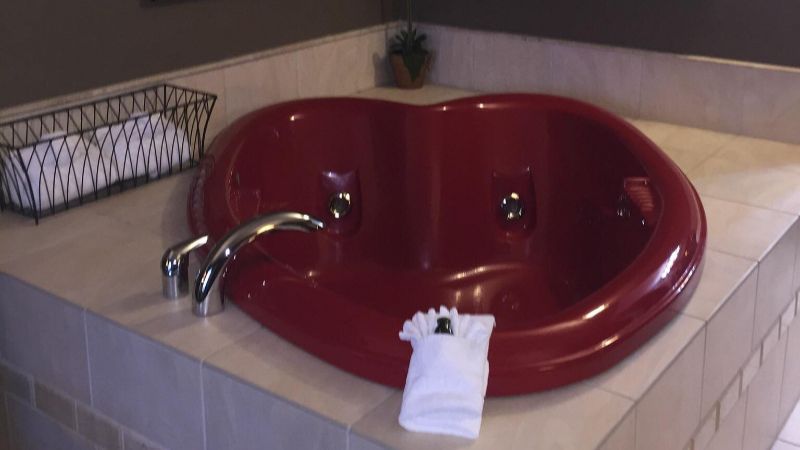 AmericInn by Wyndham Birch Run/Frankenmuth, room with private jacuzzi, photo 2
