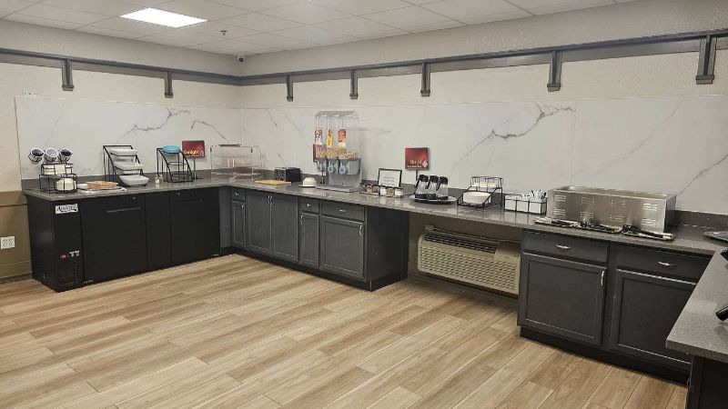 AmericInn by Wyndham Birch Run/Frankenmuth, room with private jacuzzi, photo 6