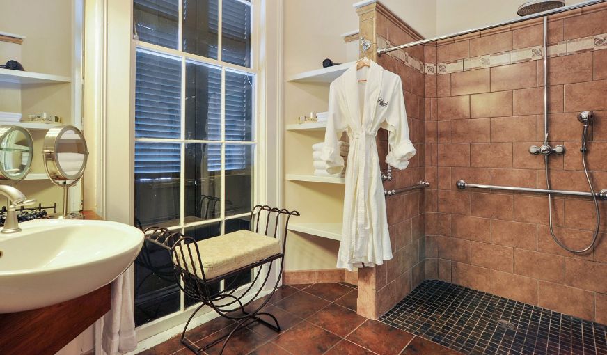 Ashton’s Bed and Breakfast, room with private jacuzzi, photo 5