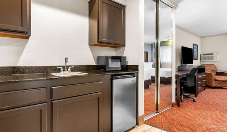 Best Western Plus Parkway Inn