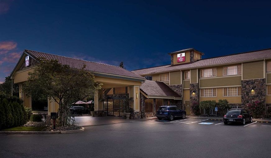 Best Western Plus Parkway Inn, room with private jacuzzi, photo 6