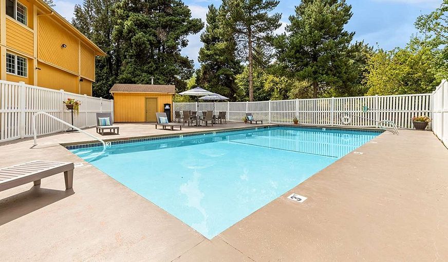 Best Western Plus Parkway Inn, room with private jacuzzi, photo 7