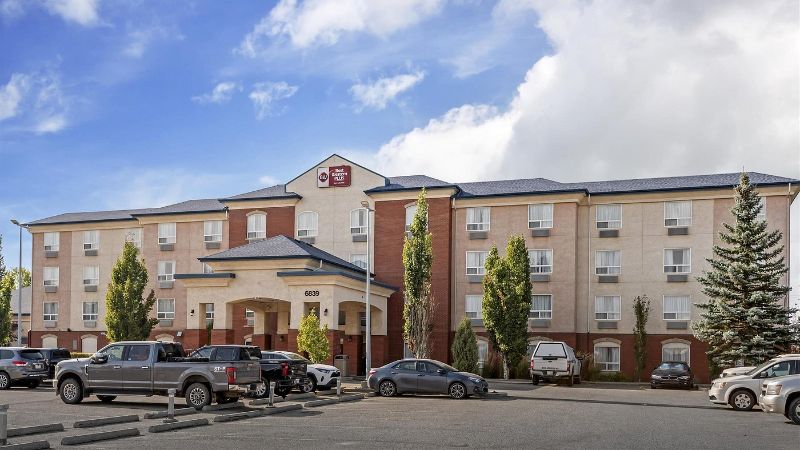 Best Western Plus Red Deer Inn & Suites, room with private jacuzzi, photo 6