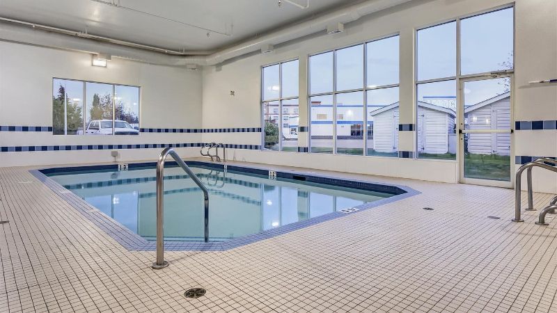 Best Western Plus Red Deer Inn & Suites, room with private jacuzzi, photo 7