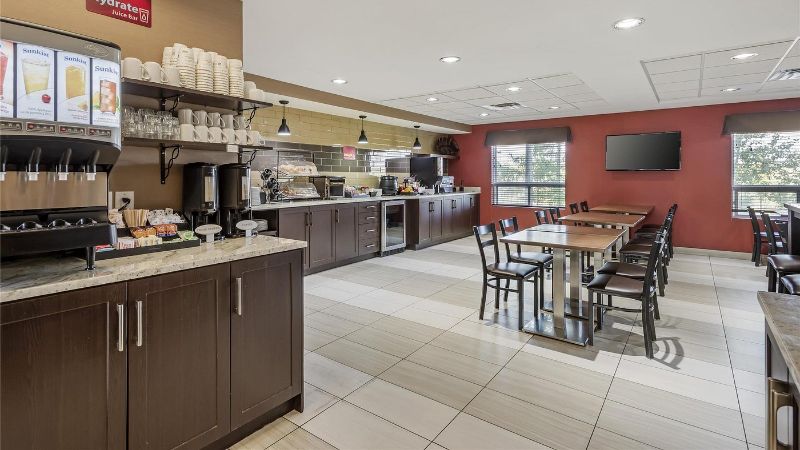 Best Western Plus Red Deer Inn & Suites, room with private jacuzzi, photo 8