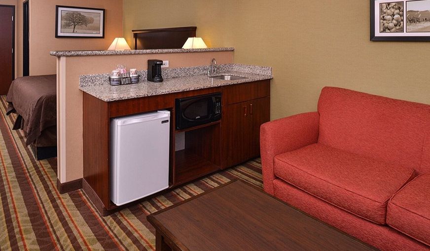Best Western Wilsonville Inn & Suite, room with private jacuzzi, photo 4