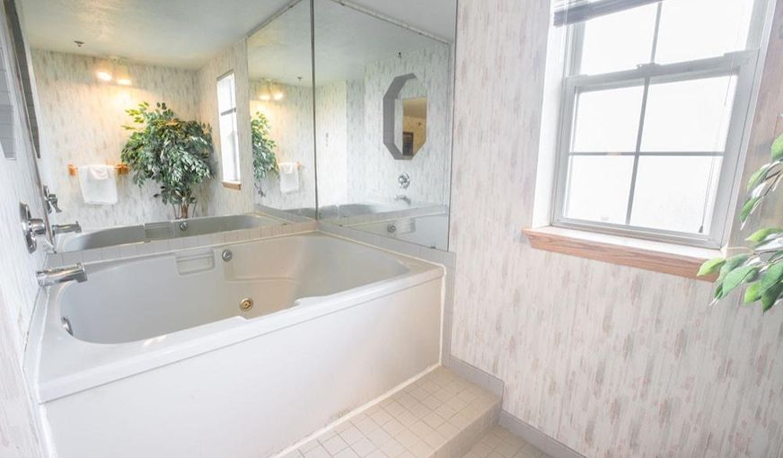 Bridgeway Inn & Suites Portland Airport