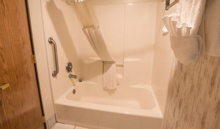 Bridgeway Inn & Suites Portland Airport