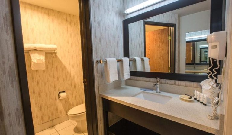 Bridgeway Inn & Suites Portland Airport